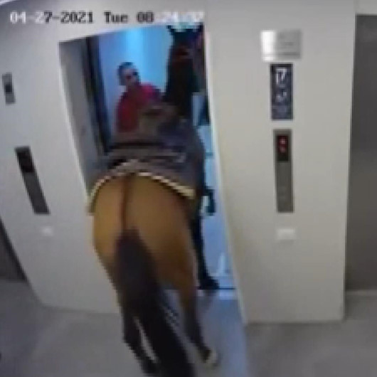 İsrailde 2 kişi asansöre atla binmeye çalıştı