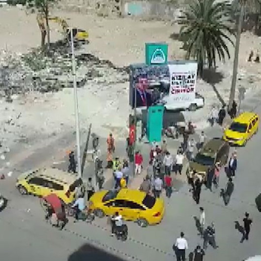 Şanlıurfada toz ve dumandan rahatsız olanlarla yıkım işçilerinin sopalı kavgası kamerada
