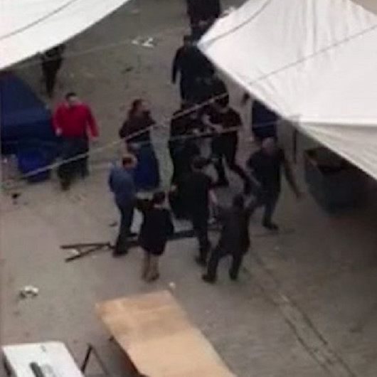 Esenyurt’ta pazar yerinde satırlı sopalı ‘laf atma’ kavgası