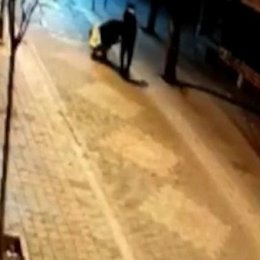 Bağcılarda hırsızlar çaldıkları çelik kasayı el arabasına koyup götürdü