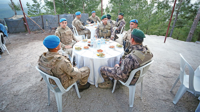 Jandarma ve polis özel harekat timleri birlikte iftar yapıyor.