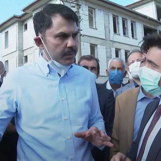 Çevre ve Şehircilik Bakanı Murat Kurum, geçen yıl Elazığda meydana gelen depremin merkez üssünde incelemelerde bulundu