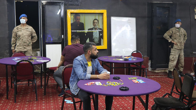 İzmir'de 'Sabri Abi' isimli baskında hayvan çiftliğinde kumar oynayan 60 kişi yakalandı