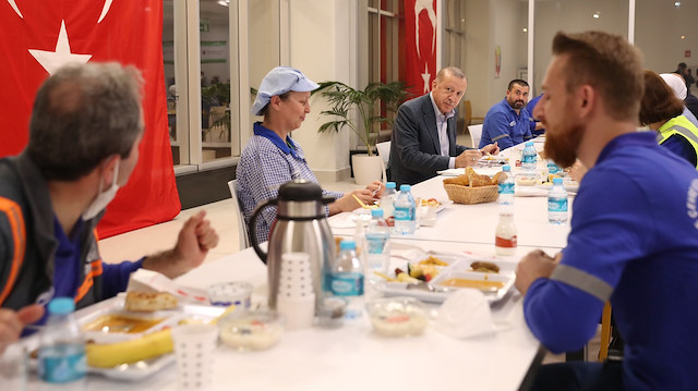Cumhurbaşkanı Erdoğan, iftarda işçilerle bir araya geldi. 