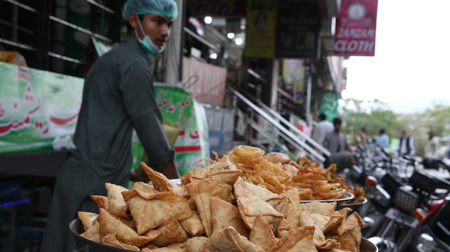 Pakistanlılar ramazanda geleneksel sokak yiyeceklerini tercih ediyor