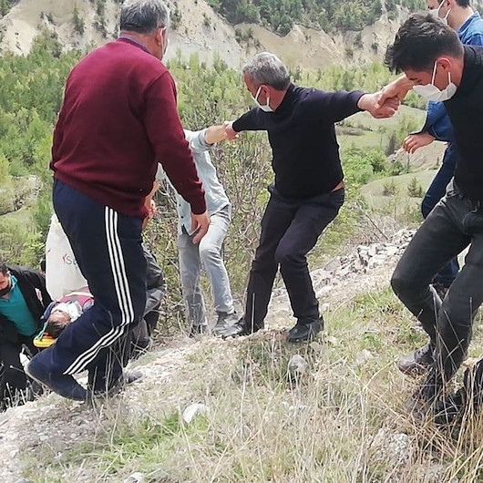 Tokatta yaralı sürücüyü insan zinciri oluşturup kurtardılar