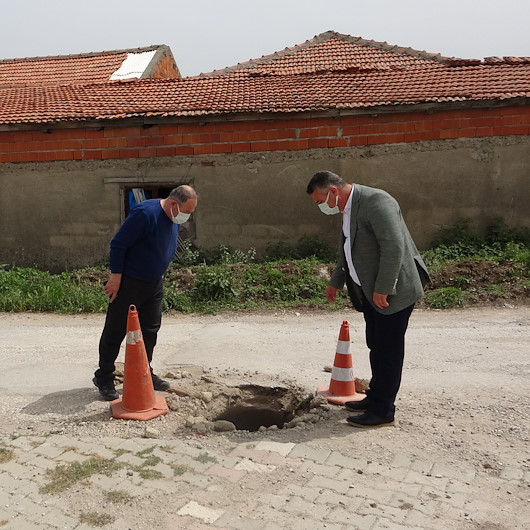 Çanakkalede kısıtlamayı fırsat bilip rögar kapaklarını çaldılar