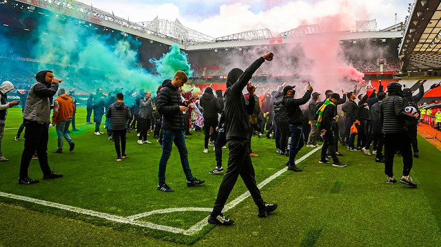 Manchester Unitedlı taraftarlar Glazer ailesini protesto etmek için stadyumlarına baskın düzenledi ve Liverpool maçının oynanmasına engel oldu.