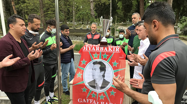 Diyarbekirsporlu futbolculardan Gaffar Okkan'ın kabrine ziyaret