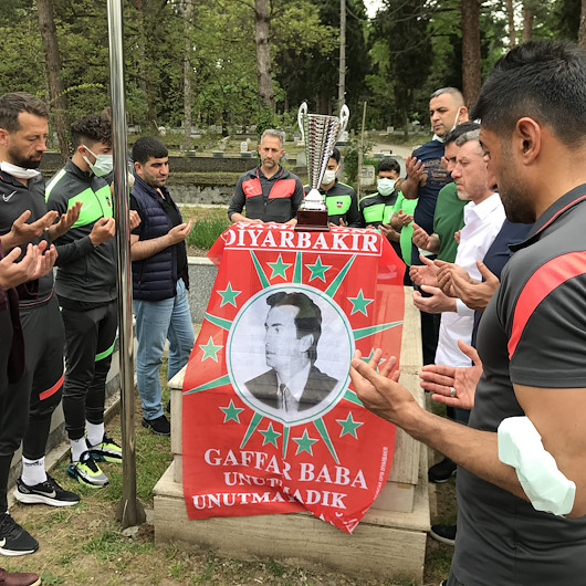 Diyarbekirsporlu futbolculardan Gaffar Okkanın kabrine ziyaret