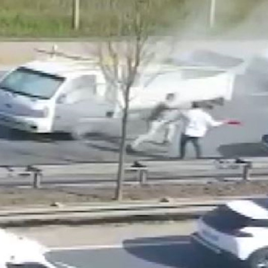 Beykozda trafikte yol verme kavgası: Önce tekmeledi sonra yangın tüpüyle saldırdı