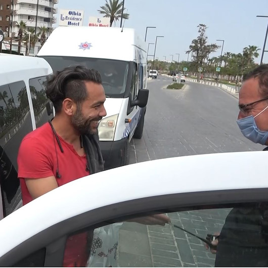 Tam kapanmada kendisine ceza yazan polisin yanağından makas almaya çalıştı