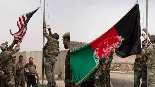 Afganistan Savunma Bakanlığı’nın paylaştığı fotoğraflarda ABD’nin bayrağının indirildiği, Afganistan bayrağının göndere çekildiği anlar yer aldı.