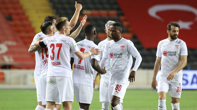 Sivassporlu futbolcuların Gaziantep maçındaki gol sevinci.