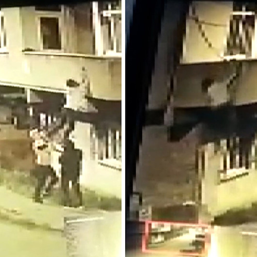 Ev sahibinin fark ettiği hırsızın balkondan atlaması kameraya yansıdı