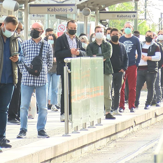 Tam kapanmada sefer sayıları azalınca tramvay duraklarında yoğunluk oluştu