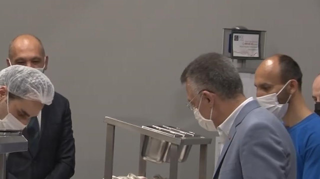 Cumhurbaşkanı Yardımcısı Fuat Oktay, Ankara'da bir fabrikayı ziyaret ederek işçilerle birlikte sahur yaptı