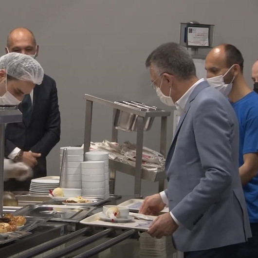 Cumhurbaşkanı Yardımcısı Fuat Oktay, Ankarada bir fabrikayı ziyaret ederek işçilerle birlikte sahur yaptı