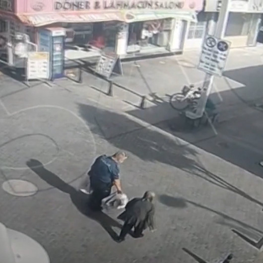 Yaşlı kadının market poşetlerini evine kadar taşıyan polis memuru kamerada