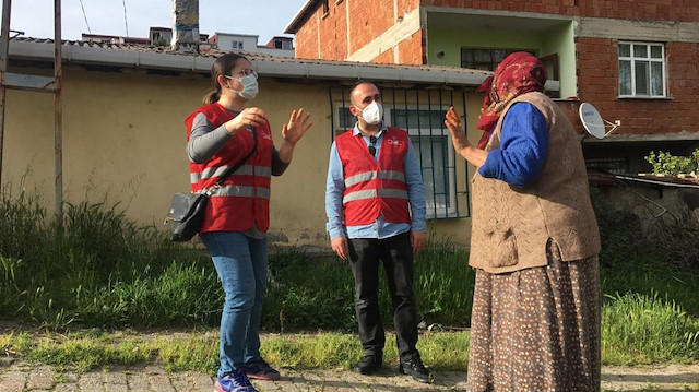 Ekipler ev ziyaretlerinde, randevu almakta zorlanan vatandaşların randevularını da oluşturuyor. 