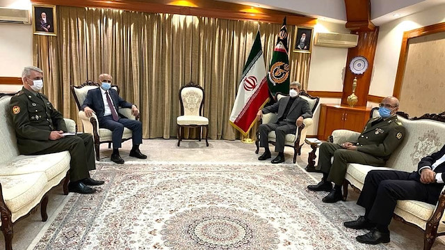 Ermenistanlı elçi Toumanian, İran Savunma Bakanı Hatemi ile bir görüştü.