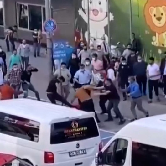 Bölgemizden müşteri alamazsın tartışmasında taksiciyi yerlerde tekmelediler