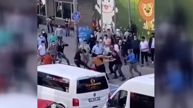 'Bölgemizden müşteri alamazsın' tartışmasında taksiciyi yerlerde tekmelediler