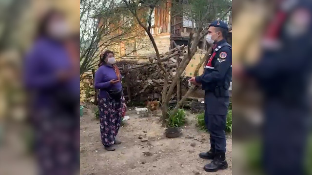 Bolulu Şerife Teyze ihtiyaç malzemesi getiren jandarmaları türkü söyleyerek karşıladı