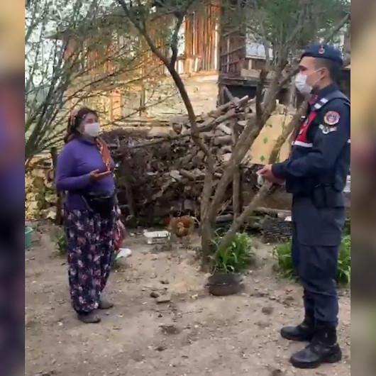 Bolulu Şerife Teyze ihtiyaç malzemesi getiren jandarmaları türkü söyleyerek karşıladı