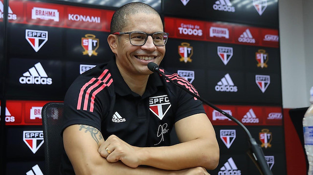 Alex de Souza şu sıralarda Sao Paolo B takımının antrenörlüğünü yapıyor.