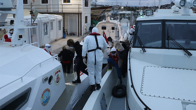 Balıkesir açıklarında Türk kara sularına itilen 39 düzensiz göçmen kurtarıldı.