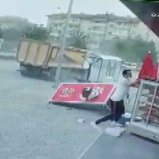 Elazığda etkili olan fırtına dondurma dolabını kağıt gibi savurdu