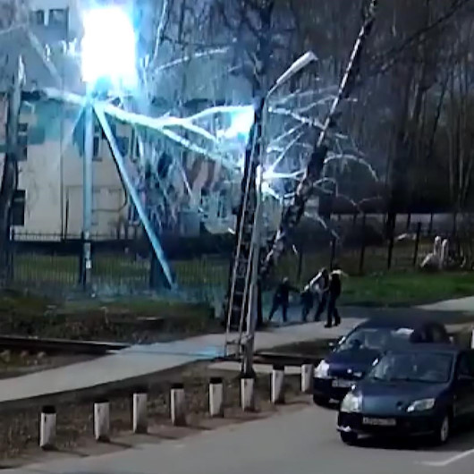 Moskovada kopan elektrik tellerinin altında kalmaktan kıl payı kurtuldular