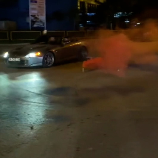 Meşale yakıp etrafında drift yapan sürücü yakalandı