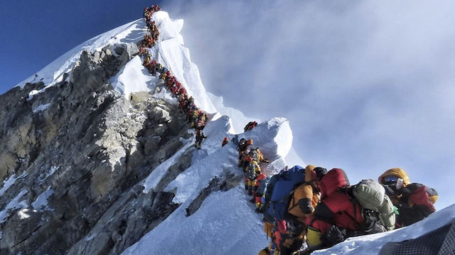 Koronavirüs Everest'e tırmandı: 17 dağcı pozitif çıktı