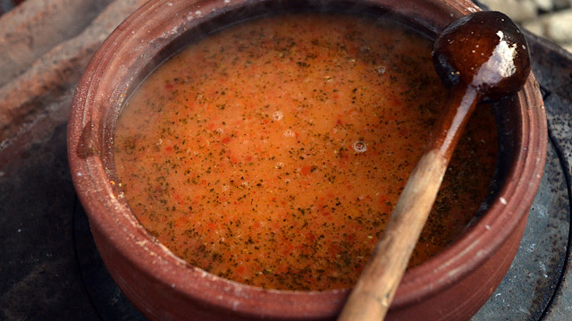 Tarhana çorbası, Uşaklı kadınlar tarafından çömlek tavalarda ve odun ateşinde hazırlanıyor.