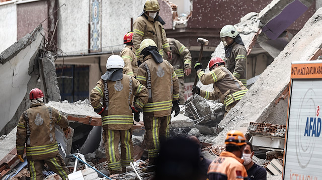 Zeytinburnu'nda daha önce boşaltılan bir bina çöktü. 