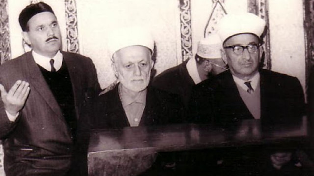 Mehmet Rüştü Aşıkkutlu, (ortadaki) merhamet abidesi olarak anılıyor. 