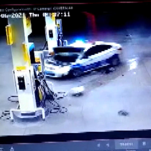 İzmirde 100 kilometre süren film gibi kovalamaca kazayla bitti: 1 polis yaralandı