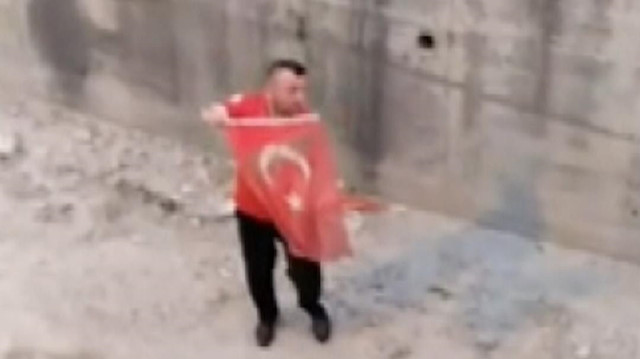 Osmaniye'de dere yatağına düşen Türk bayrağı ihbar üzerine itfaiye ekiplerince çıkarıldı