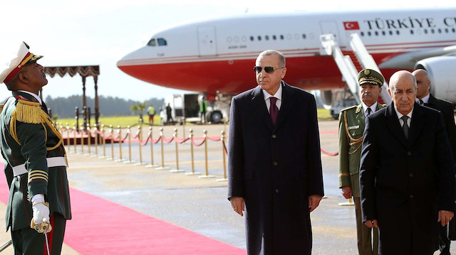 Ocak 2020'de Cezayir'e giden Cumhurbaşkanı Erdoğan, Cezayir Cumhurbaşkanı Abdulmecid Tebbun tarafından karşılanmıştı. 