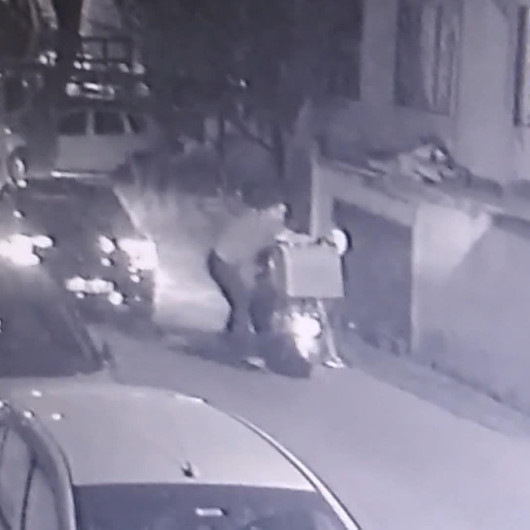Önüne kırarak durdurduğu motokuryeyi defalarca yumrukladı