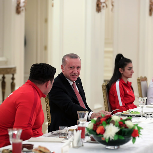 Cumhurbaşkanı Erdoğan milli sporcularla iftar yaptı