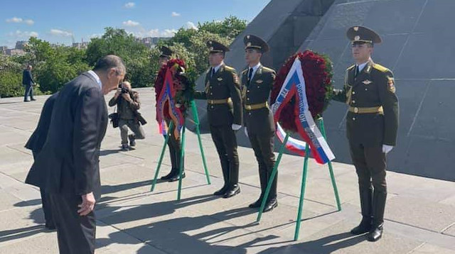 Lavrov, sözde Ermeni soykırımı anıtına çelenk bıraktı.
