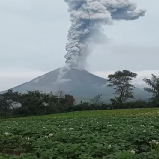 Endonezyadaki Sinabung Yanardağının patlama riski yüksek