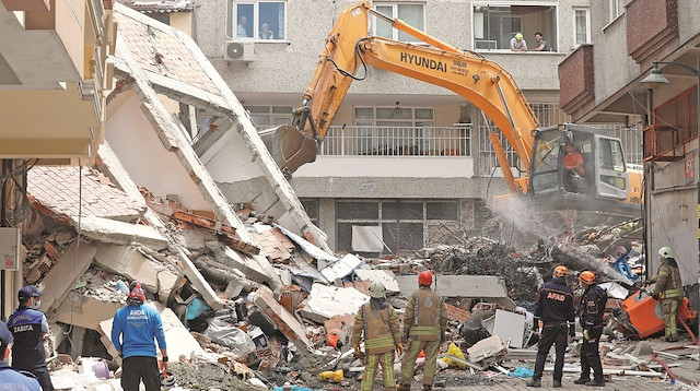 Zeytinburnu’nda dün, 5 katlı boş bina çöktü.