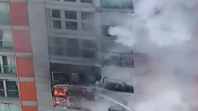 İngiltere'nin başkenti Londra'da 43 katlı apartmanda yangın