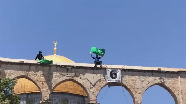 Filistinliler cuma namazının ardından Mescid-i Aksa’da gösteri düzenledi