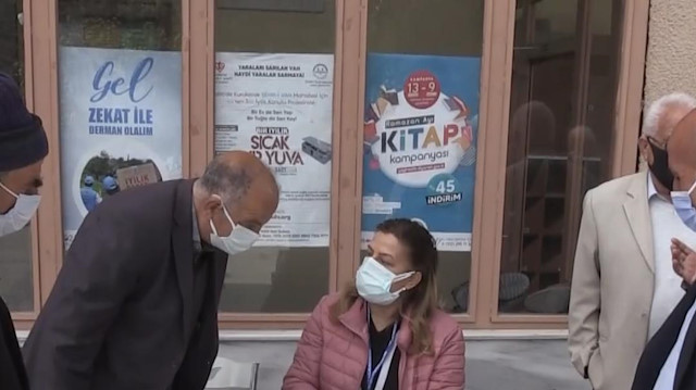 Van'da 55 yaş üstü vatandaşlar cuma namazı çıkışı aşıya götürüldü