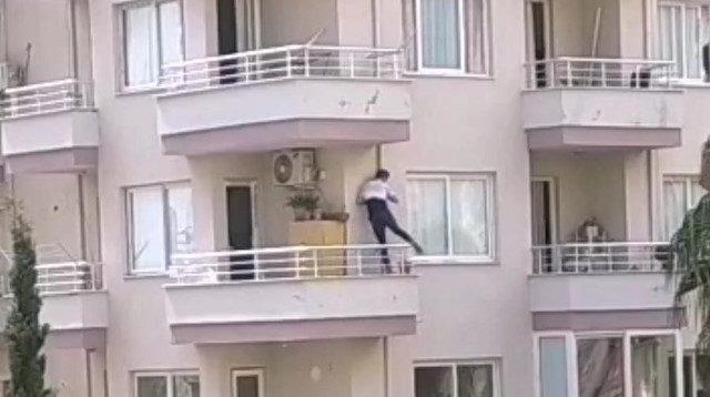  6’ncı katın balkonundan sarkarak, 5’inci kata inen şahıs, yaptığı tüm girişimlere rağmen polislerden kaçamadı.